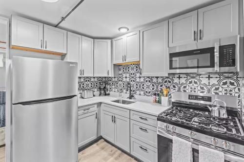 Η κουζίνα ή μικρή κουζίνα στο Convenient Apt Close to Downtown