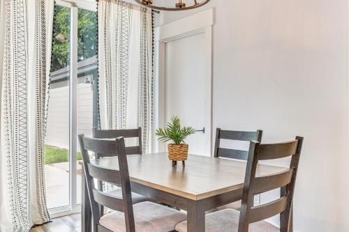 Gambar di galeri bagi Stylish OKC Farmhouse with Garden - Close to OU di Oklahoma City