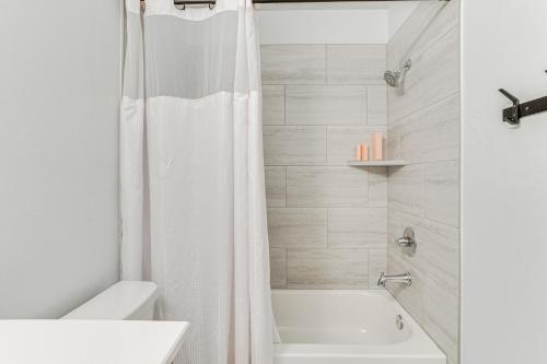 Bilik mandi di Stylish OKC Farmhouse with Garden - Close to OU