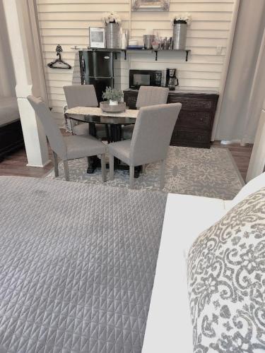 Dapur atau dapur kecil di Walker Mansion on St Charles Ave - Unit 3