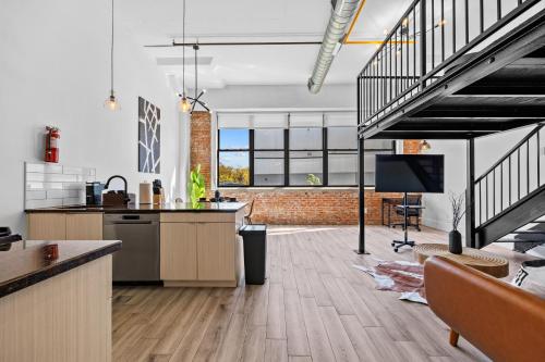 Μια τηλεόραση ή/και κέντρο ψυχαγωγίας στο Lofts at Kearny - Rustic Chic 1-3BR Lofts with Quick NYC Access & On-Site Gym