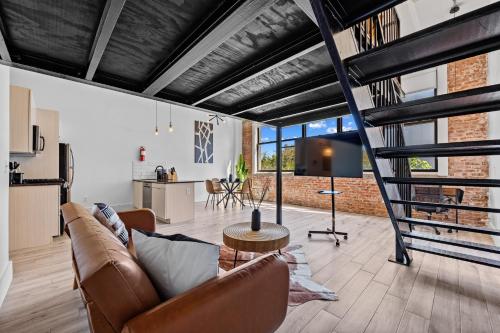 Χώρος καθιστικού στο Lofts at Kearny - Rustic Chic 1-3BR Lofts with Quick NYC Access & On-Site Gym