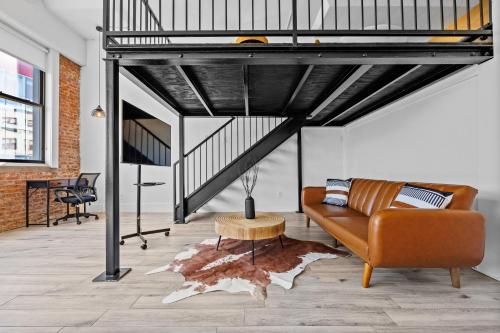 Χώρος καθιστικού στο Lofts at Kearny - Rustic Chic 1-3BR Lofts with Quick NYC Access & On-Site Gym