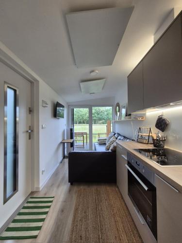 Una cocina y una sala de estar con un sofá y una mesa. en Chalet Stockholm, en Bleckede