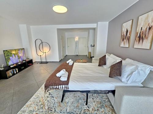 Postel nebo postele na pokoji v ubytování Well-Appointed 2BR flat with terrace&parking-HOL127