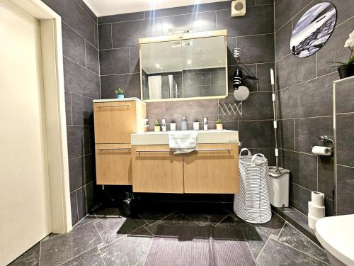 Koupelna v ubytování Well-Appointed 2BR flat with terrace&parking-HOL127