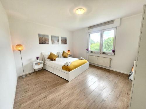 Postel nebo postele na pokoji v ubytování Well-Appointed 2BR flat with terrace&parking-HOL127