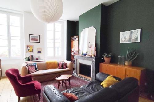 un salon avec un canapé et une cheminée dans l'établissement Beautiful T3 in the historic heart of Bordeaux, à Bordeaux