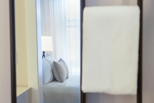 a mirror of a bedroom with a bed and a lamp at Hotel E in Santa Rosa