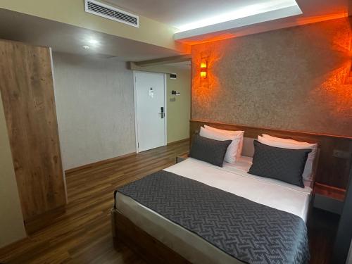Postel nebo postele na pokoji v ubytování Özer Palace Hotel
