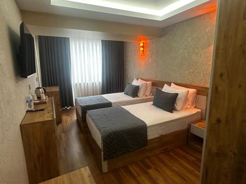 Postel nebo postele na pokoji v ubytování Özer Palace Hotel