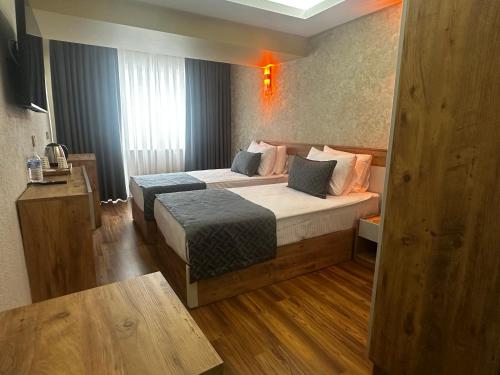Postel nebo postele na pokoji v ubytování Özer Palace Hotel