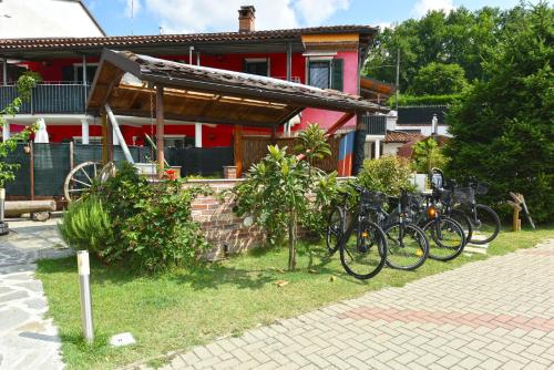 a group of bikes parked in front of a house at CASA APPARTAMENTO VACANZE La fermata delle rondini in Castello di Annone