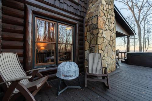 Μπαλκόνι ή βεράντα στο Blue View Lodge, Mountain Views & Movie Theater