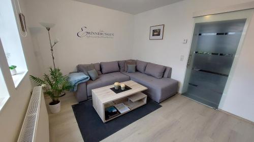 a living room with a couch and a table at Kaiserpfalzquartier in Goslar