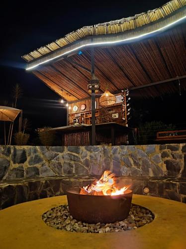 un focolare nel patio di notte di Natubri Ecohotel a San Francisco