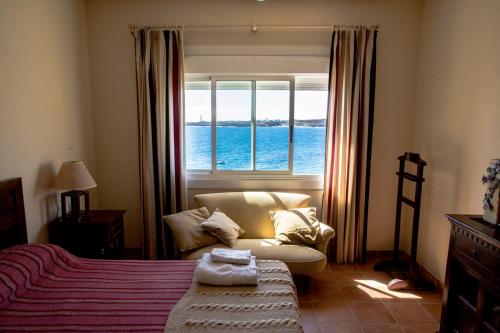 um quarto com uma cama e uma janela com o oceano em Apartment Poris Sea View em Poris de Abona