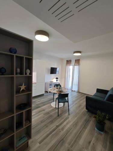 una sala de estar con un sofá y una mesa en Vento del Sud - Relax e Mare, en Monopoli