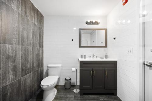 Ένα μπάνιο στο Lofts at Kearny - Rustic Chic 1-3BR Lofts with Quick NYC Access & On-Site Gym