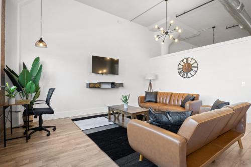 Μια τηλεόραση ή/και κέντρο ψυχαγωγίας στο Lofts at Kearny - Rustic Chic 1-3BR Lofts with Quick NYC Access & On-Site Gym
