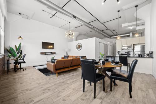 Η κουζίνα ή μικρή κουζίνα στο Lofts at Kearny - Rustic Chic 1-3BR Lofts with Quick NYC Access & On-Site Gym