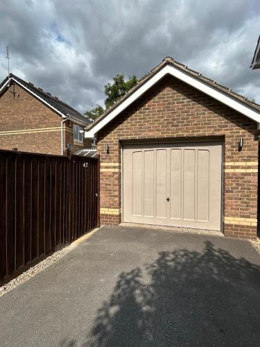 Modern immaculate studio with AC & parking, outside the CAZ photo 32