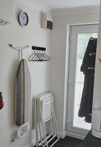 Modern immaculate studio with AC & parking, outside the CAZ photo 26