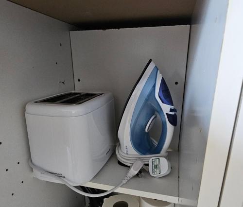 Modern immaculate studio with AC & parking, outside the CAZ photo 15