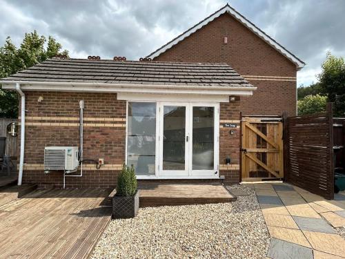 Modern immaculate studio with AC & parking, outside the CAZ photo 35