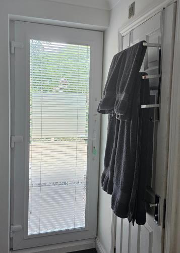Modern immaculate studio with AC & parking, outside the CAZ photo 27