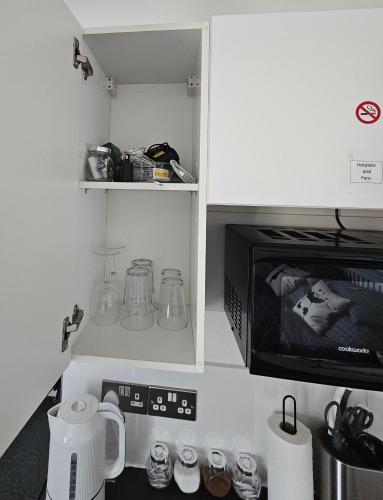 Modern immaculate studio with AC & parking, outside the CAZ photo 12