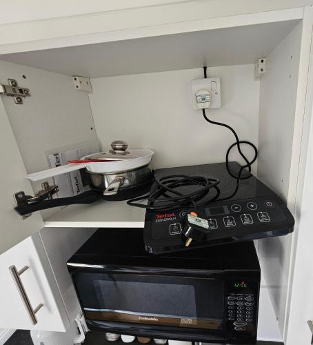 Modern immaculate studio with AC & parking, outside the CAZ photo 13