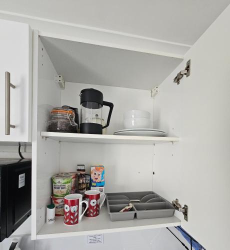 Modern immaculate studio with AC & parking, outside the CAZ photo 14