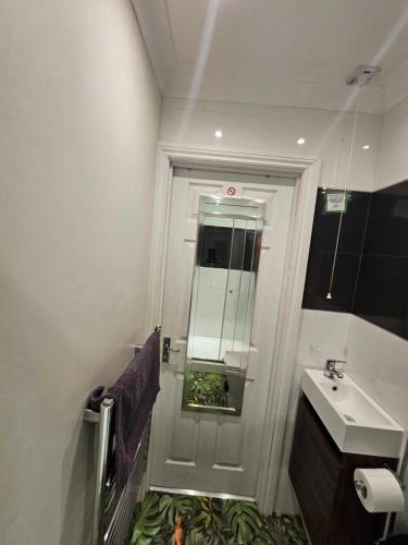 Modern immaculate studio with AC & parking, outside the CAZ photo 23