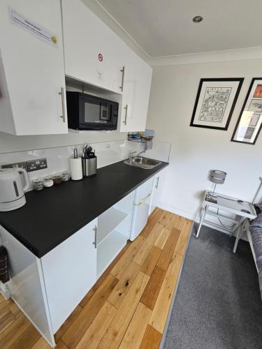 Modern immaculate studio with AC & parking, outside the CAZ photo 7