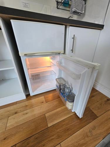 Modern immaculate studio with AC & parking, outside the CAZ photo 11