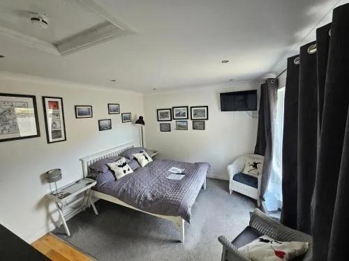 Modern immaculate studio with AC & parking, outside the CAZ photo 1