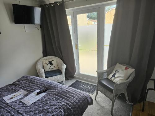 Modern immaculate studio with AC & parking, outside the CAZ photo 6