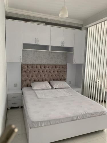 Ένα ή περισσότερα κρεβάτια σε δωμάτιο στο Astara Terrace 2-4