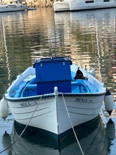 a blue and white boat sitting in the water at Segeln in Griechenland inklusive Skipper und Tourguide auf einer Bavaria 46 Cruiser 4 Kabinen für 7 Nächte im Ionischen Meer mit maximal 6 Personen PREIS GILT FÜR DIE GANZE YACHT UNABHÄNGIG VON DER PERSONENZAHL An- und Abreise SAMSTAG in Astakós