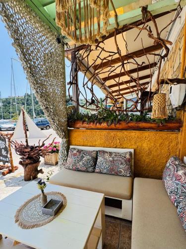a living room with a couch and a table at Segeln in Griechenland inklusive Skipper und Tourguide auf einer Bavaria 46 Cruiser 4 Kabinen für 7 Nächte im Ionischen Meer mit maximal 6 Personen PREIS GILT FÜR DIE GANZE YACHT UNABHÄNGIG VON DER PERSONENZAHL An- und Abreise SAMSTAG in Astakós