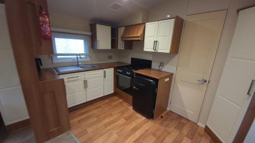 Kuchyň nebo kuchyňský kout v ubytování Parkdean Southview Vintage 45 Three bed Sleeps 8 Pet Friendly