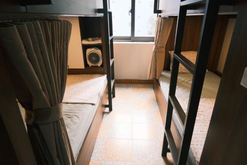 Katil atau katil-katil dalam bilik di Bamboo House Cat Ba
