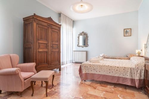 Un dormitorio con una cama y un gran armario de madera. en Casa Dei Ricci, en Lucca