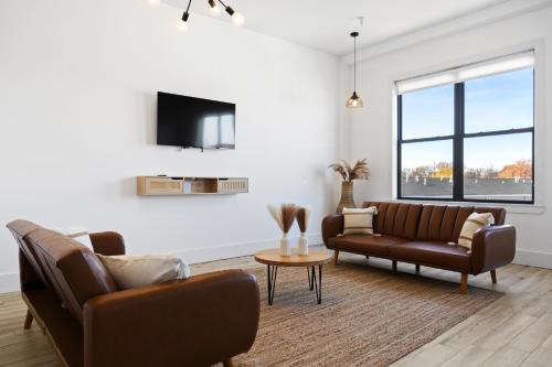 Μια τηλεόραση ή/και κέντρο ψυχαγωγίας στο Lofts at Kearny - Rustic Chic 1-3BR Lofts with Quick NYC Access & On-Site Gym