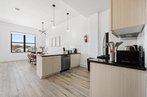 Η κουζίνα ή μικρή κουζίνα στο Lofts at Kearny - Rustic Chic 1-3BR Lofts with Quick NYC Access & On-Site Gym