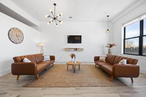Χώρος καθιστικού στο Lofts at Kearny - Rustic Chic 1-3BR Lofts with Quick NYC Access & On-Site Gym