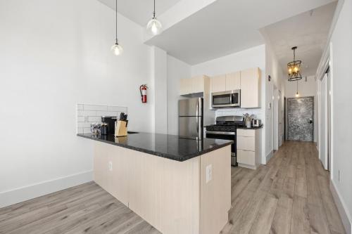 Η κουζίνα ή μικρή κουζίνα στο Lofts at Kearny - Rustic Chic 1-3BR Lofts with Quick NYC Access & On-Site Gym