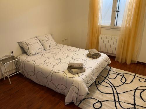 Katil atau katil-katil dalam bilik di Maison architecte malemort