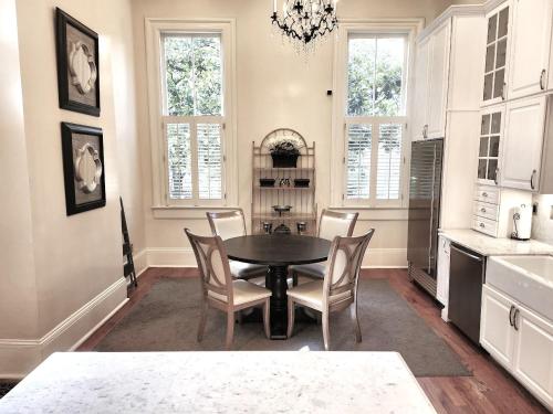 Gambar di galeri bagi Walker Mansion on St Charles Ave - Unit 3 di New Orleans